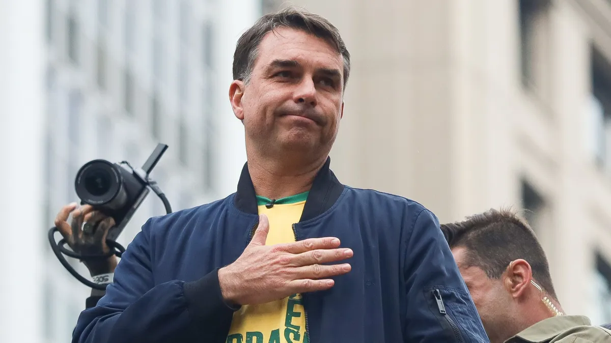 Relação com a China será pragmática economicamente, afirma Flávio Bolsonaro